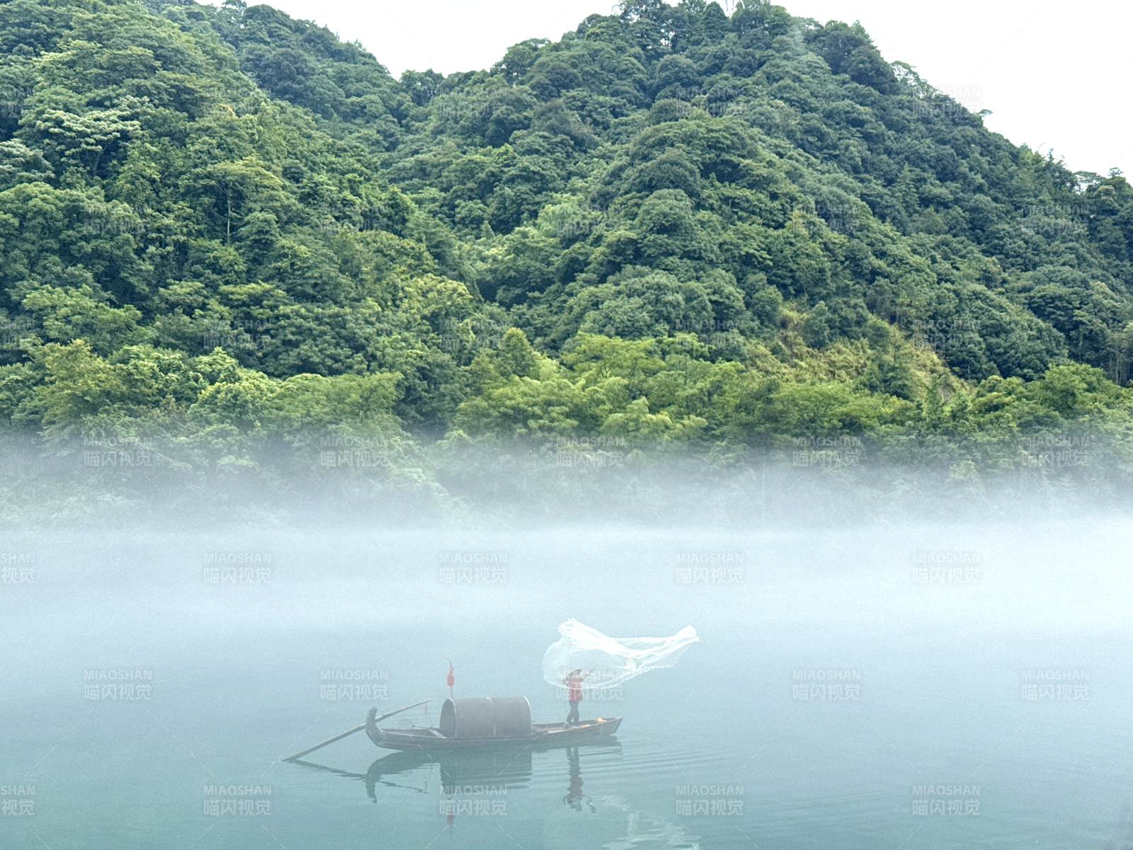 雾中渔舟图片