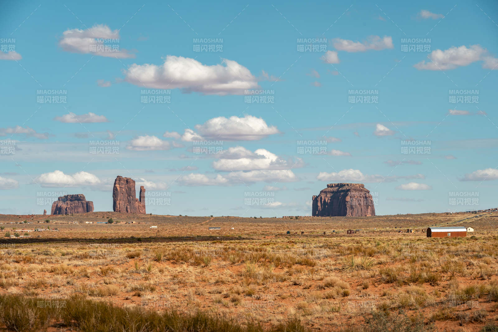 荒漠孤峰云影图片