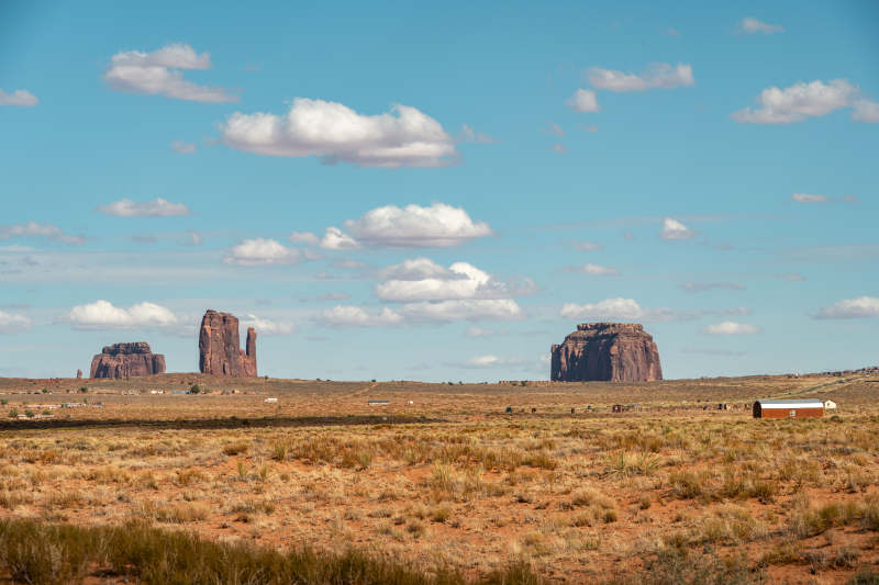 荒漠孤峰云影图片