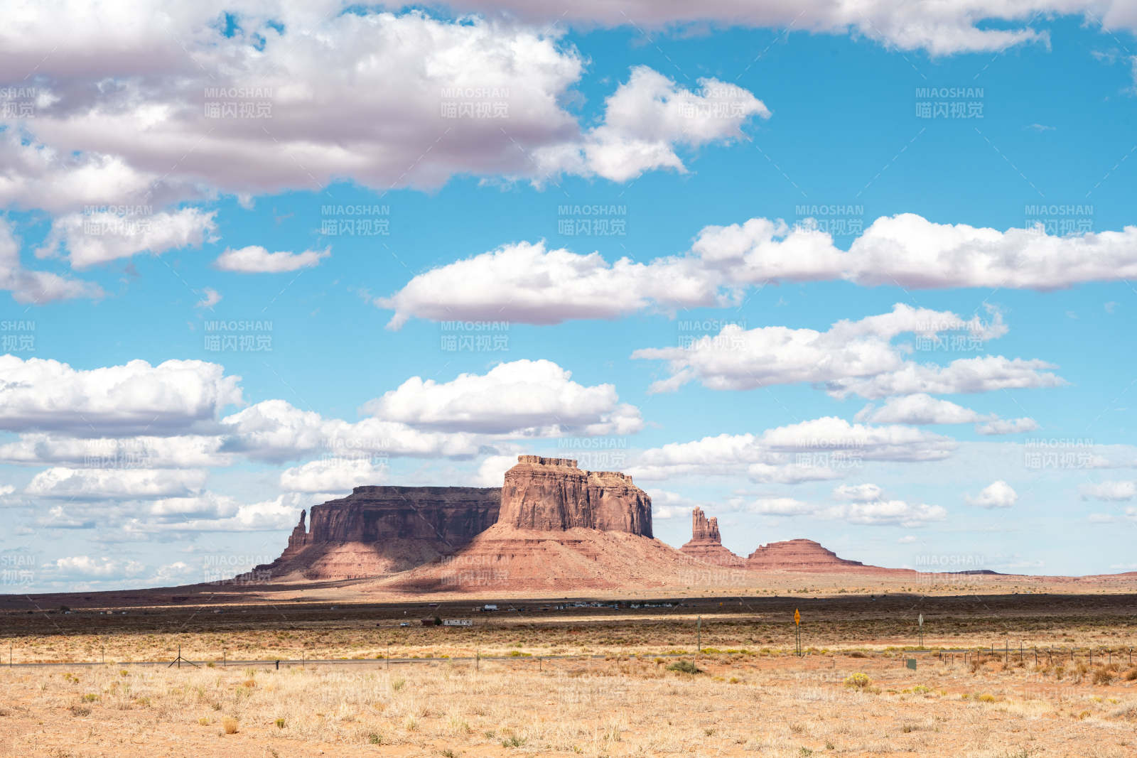 美国亚利桑那州与犹他州交界纪念碑谷图片