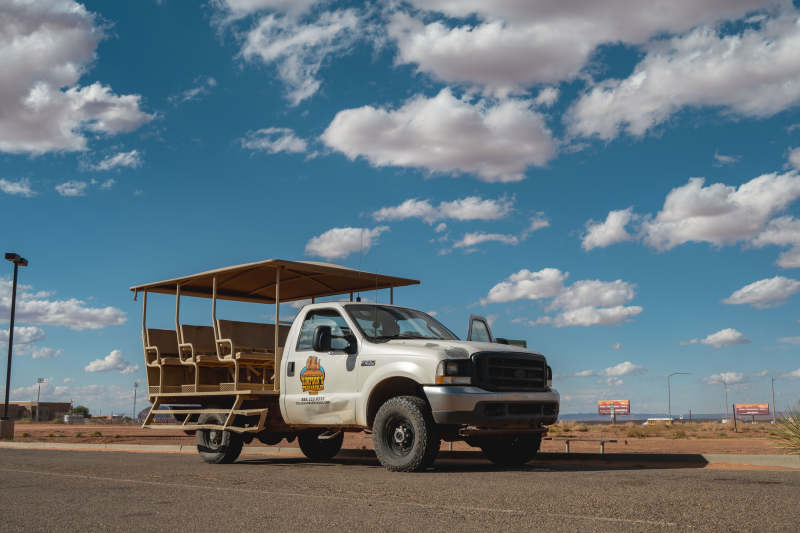 美国纪念碑谷游客观光车图片