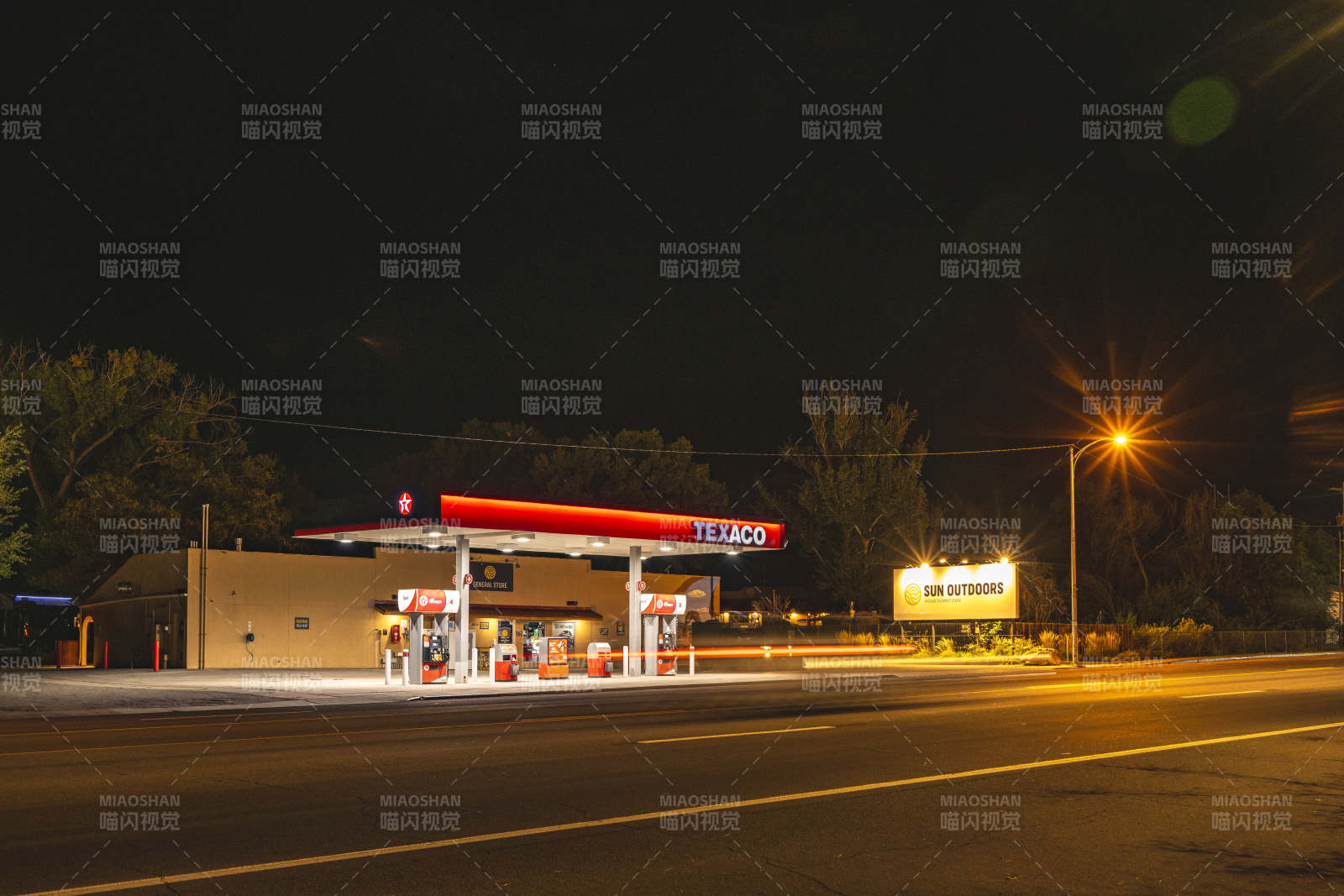 美国犹他州摩押小镇公路油站夜景图片