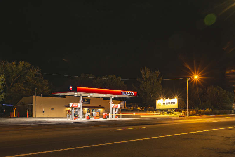 美国犹他州摩押小镇公路油站夜景图片