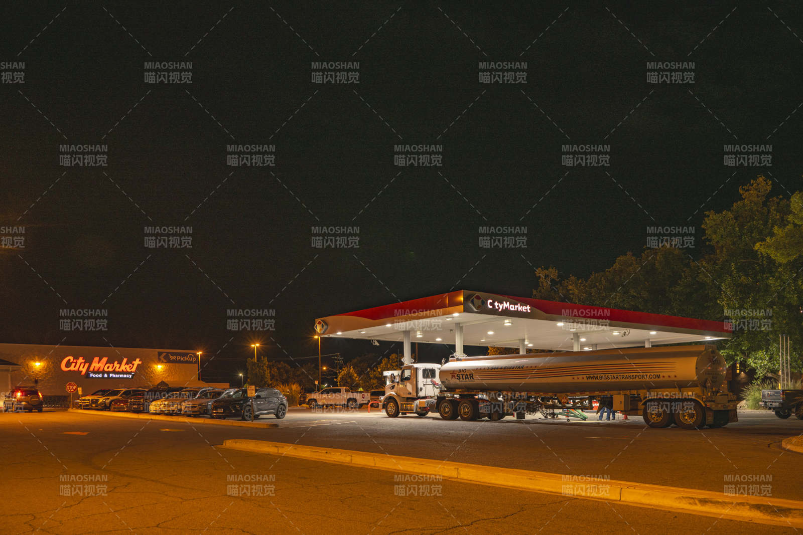 美国犹他州摩押小镇加油站夜景图片