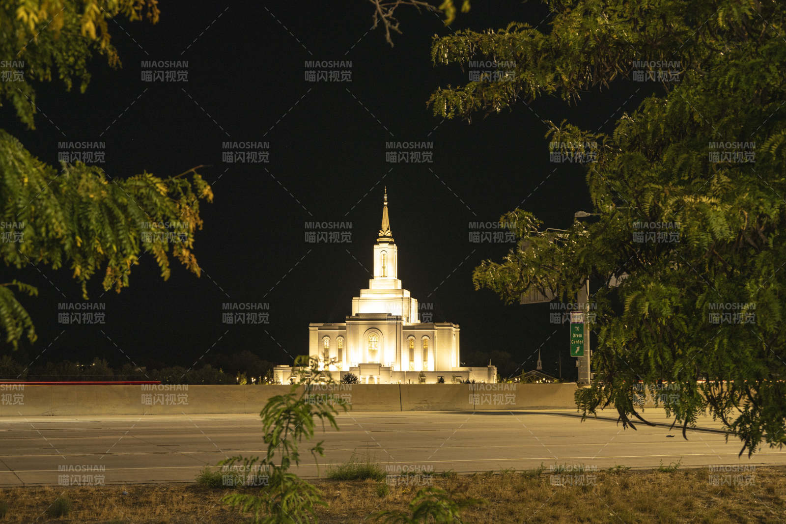 美国犹他州盐湖城魔门教圣殿夜景图片