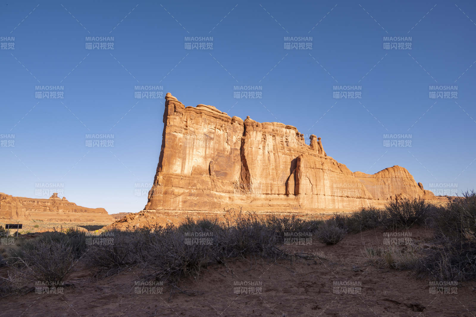 荒漠岩壁奇观图片