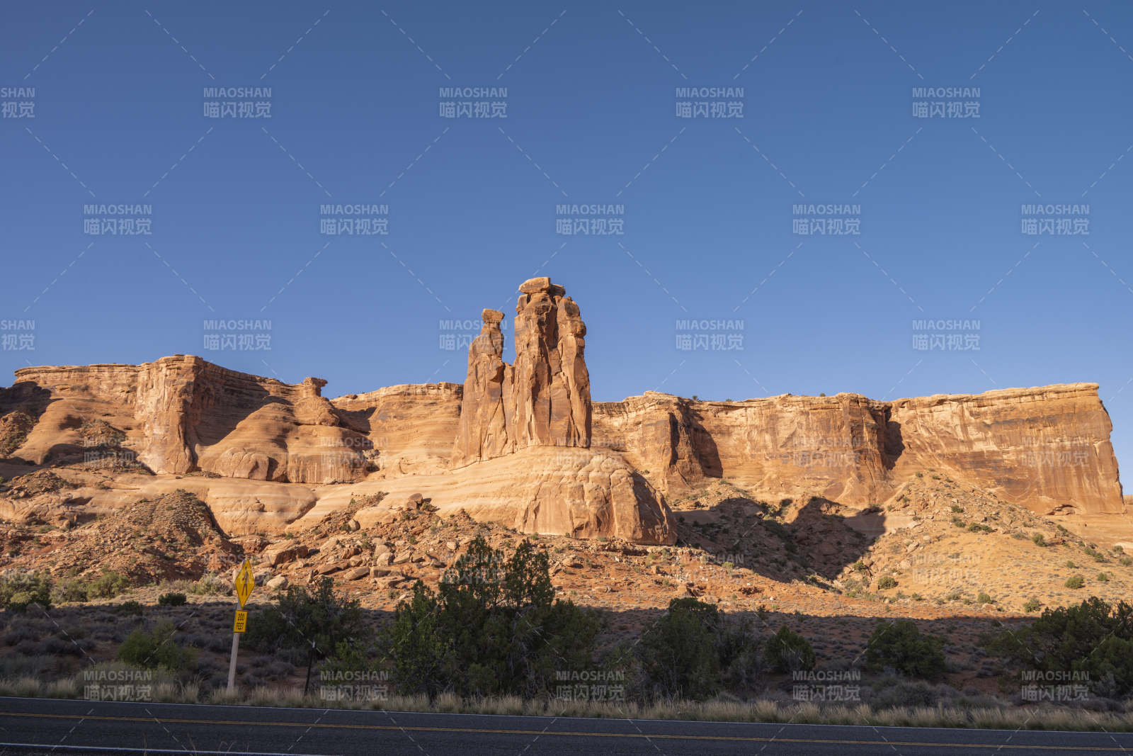 峡谷奇岩风光图片