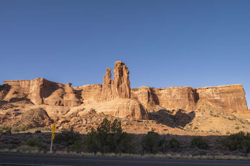 峡谷奇岩风光图片