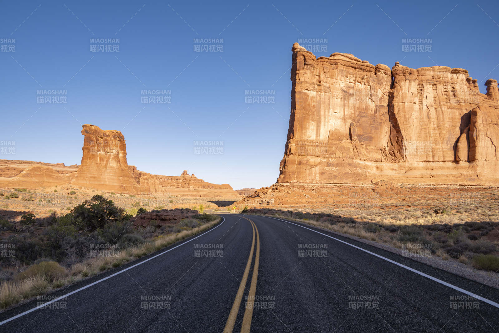 荒漠公路奇岩图片