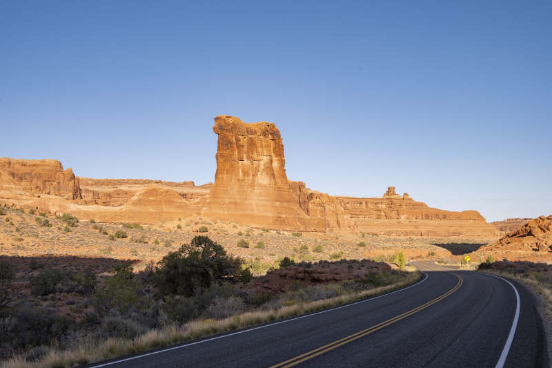荒漠公路奇岩图片