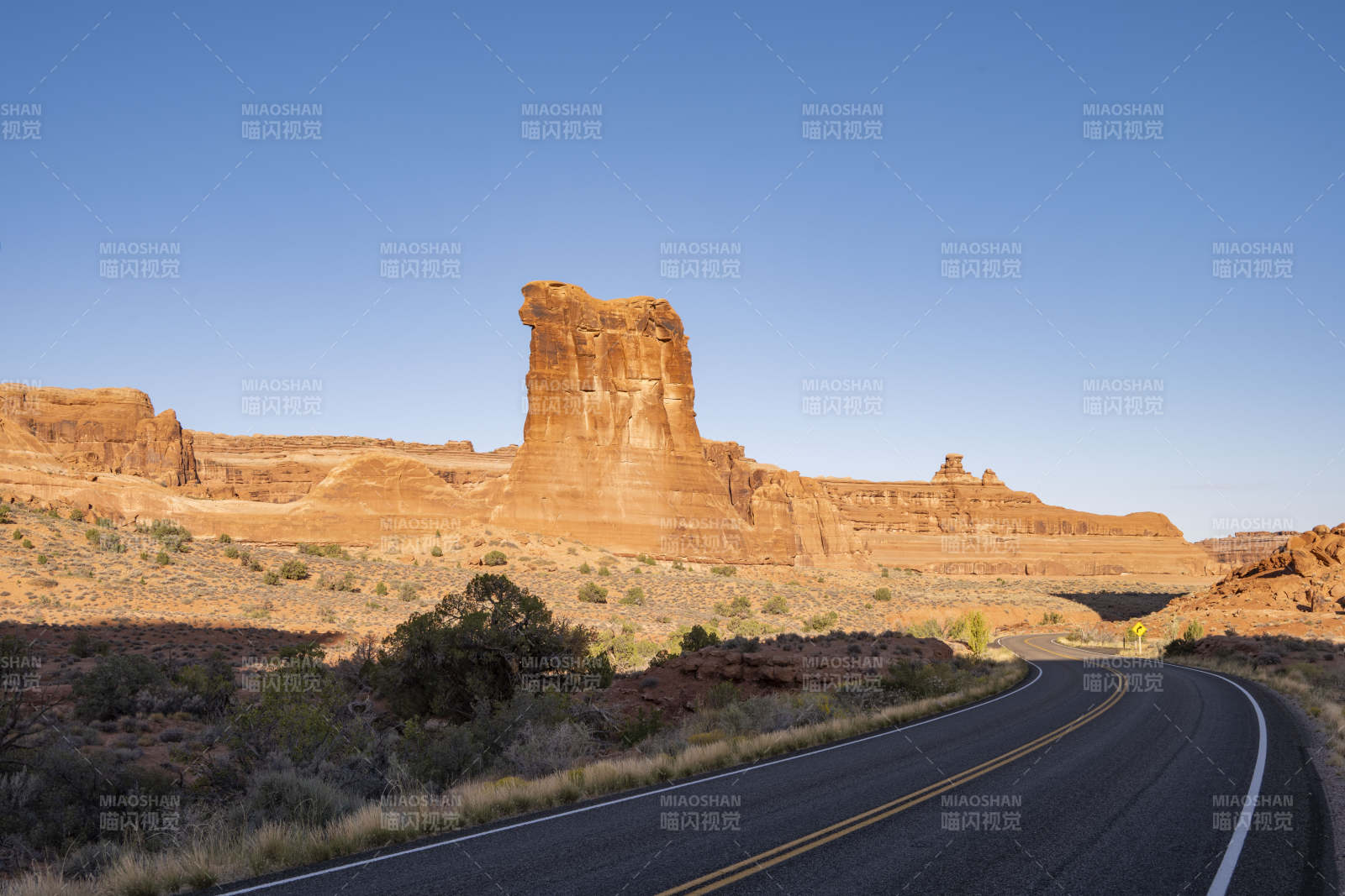 荒漠公路奇岩图片