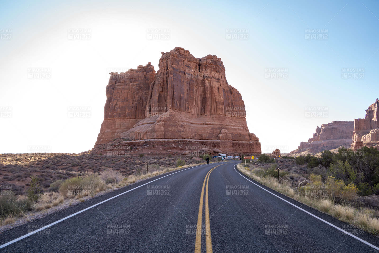 公路穿行于峡谷间图片