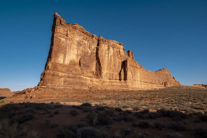 荒漠岩壁奇观图片