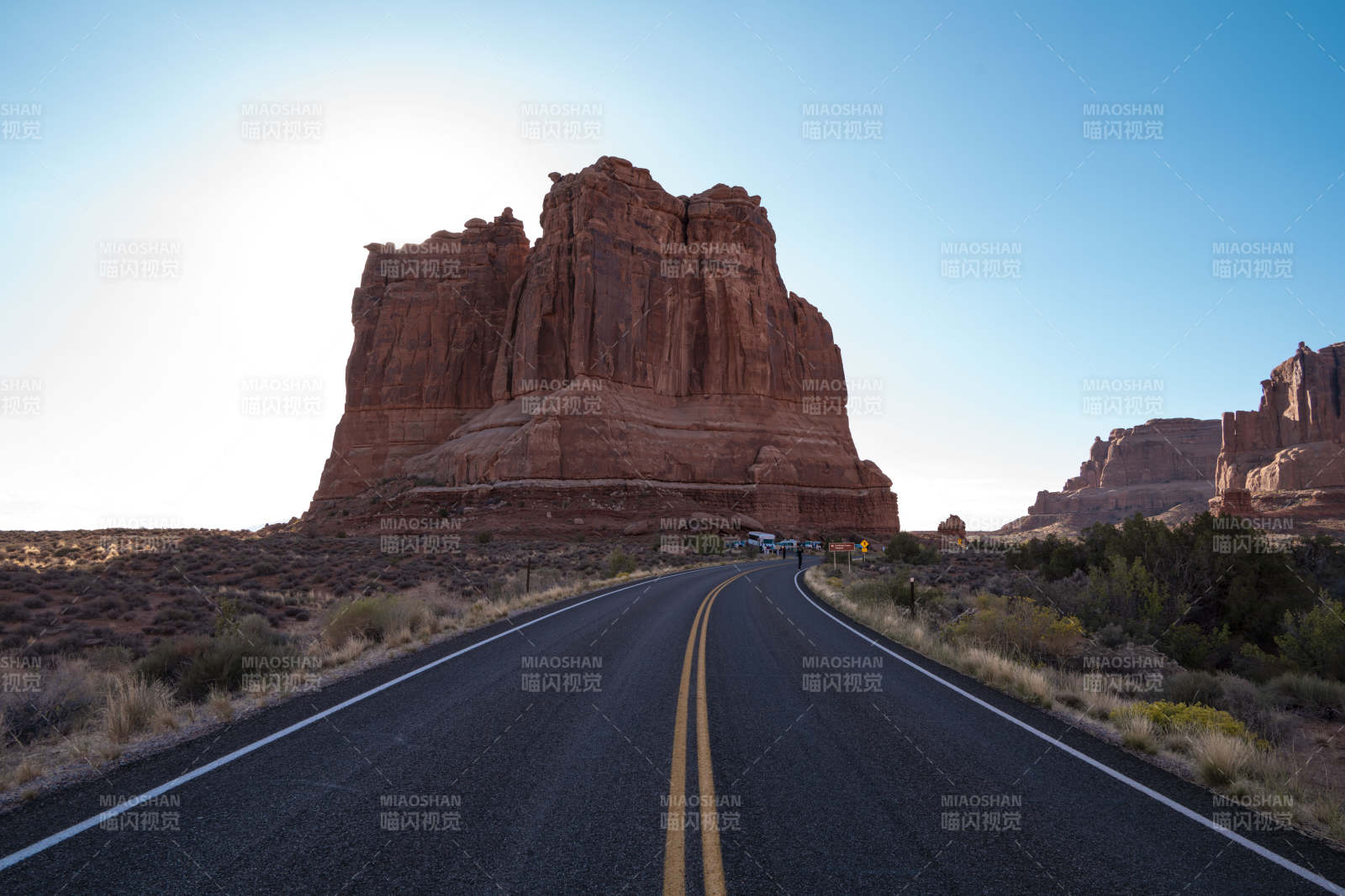 荒漠公路奇岩图片