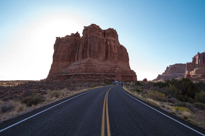 荒漠公路奇岩图片