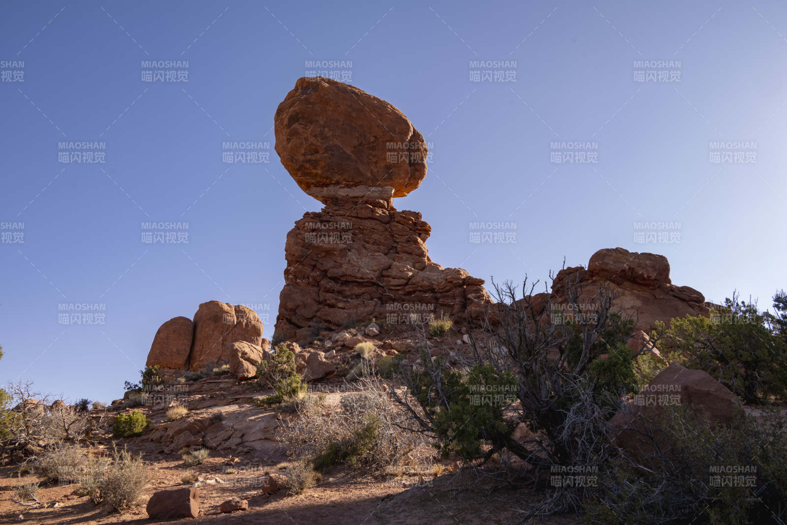 美国犹他州拱国家公园平衡石图片