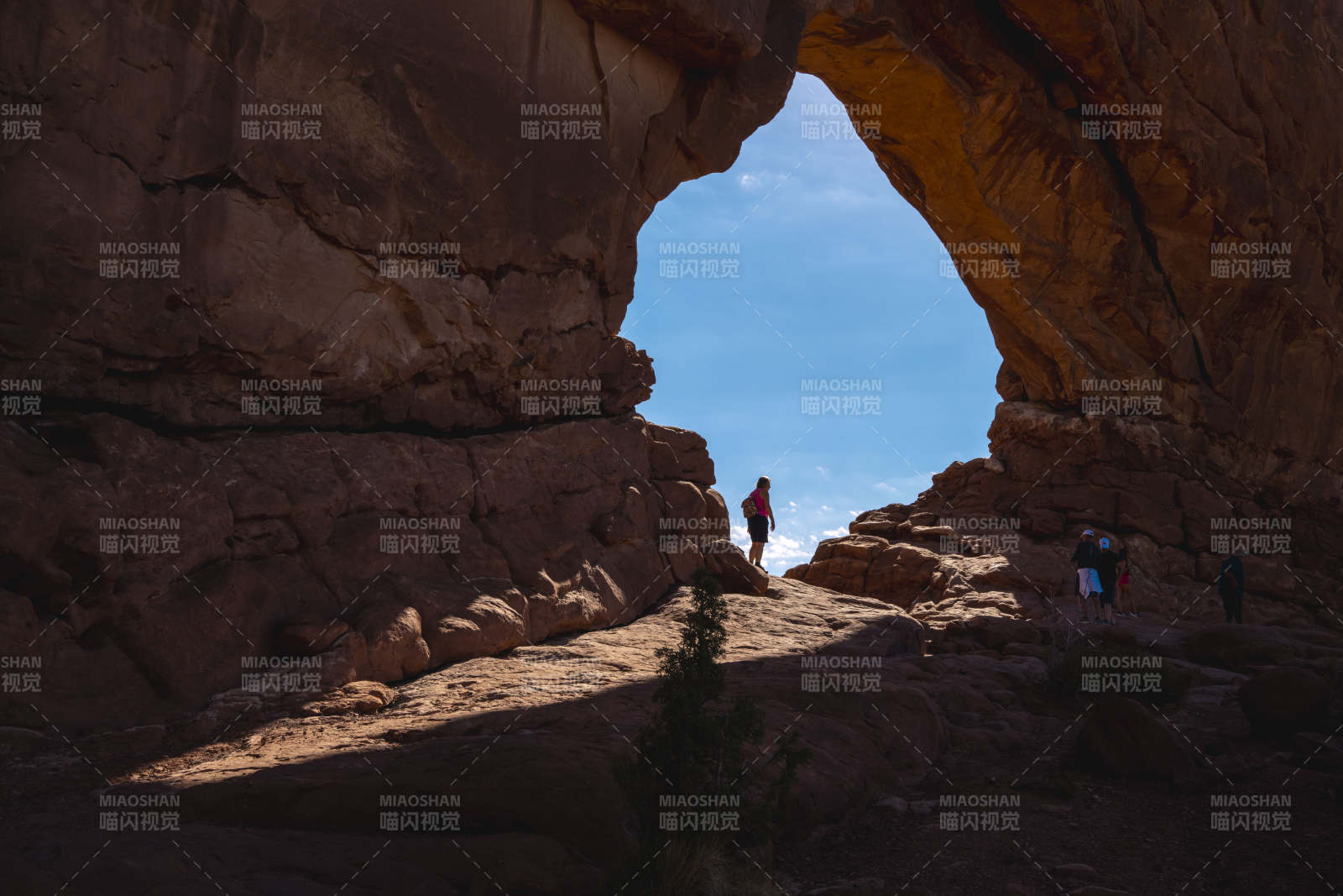 美国拱门国家公园南北窗拱门光影图片