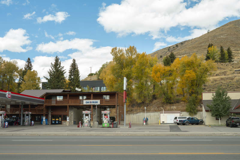 美国怀俄明州杰克逊牛仔小镇街景图片