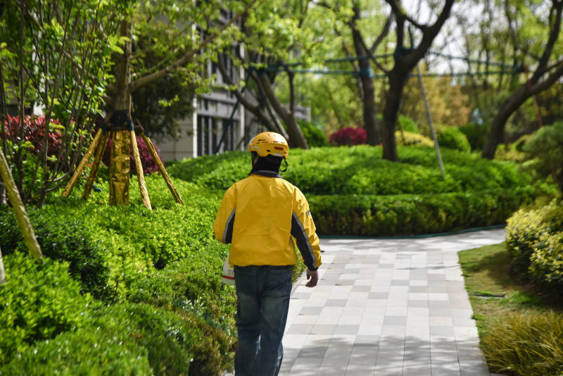 小区中送餐的外卖员图片