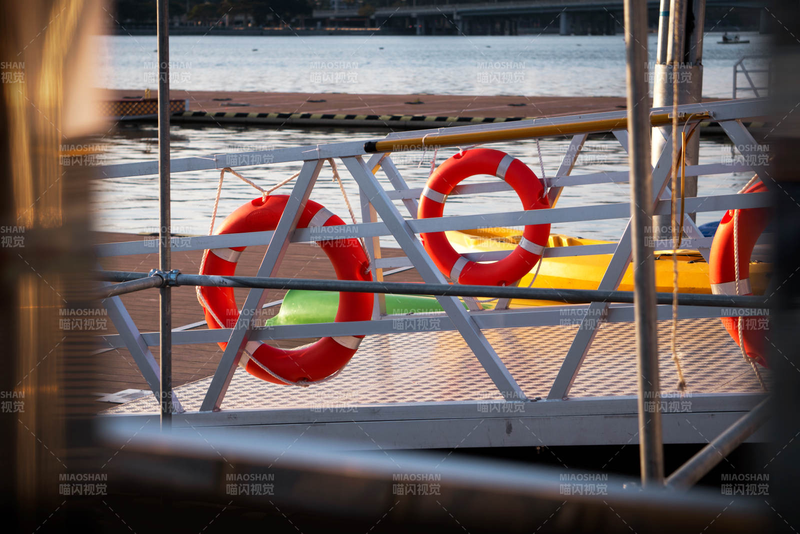 码头救生圈静景图片