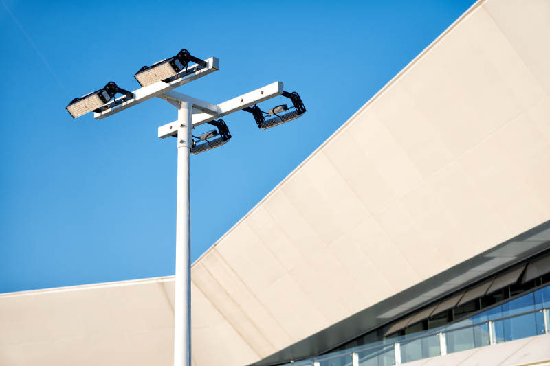 现代建筑旁的路灯图片