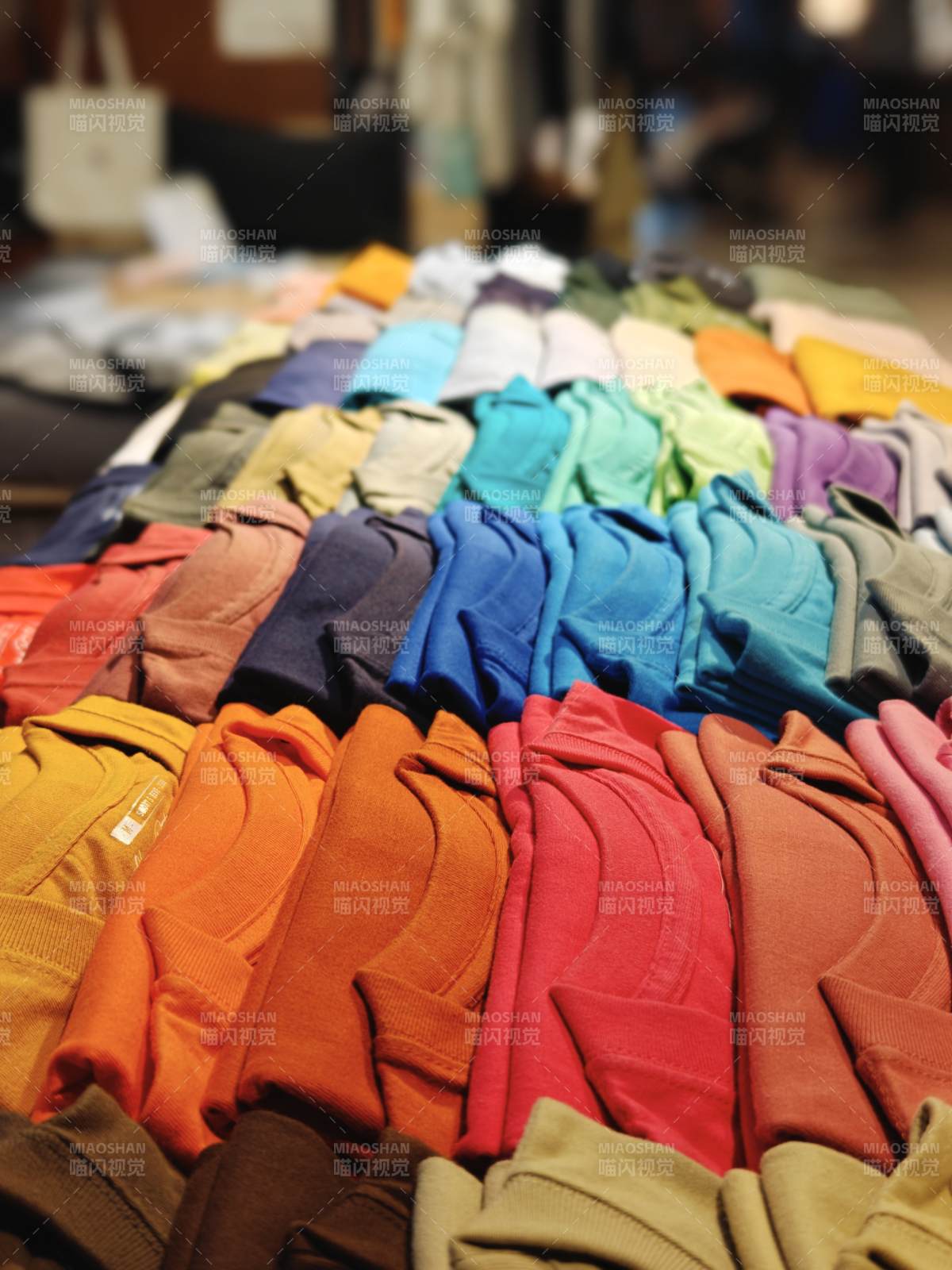 多彩衣物陈列图片