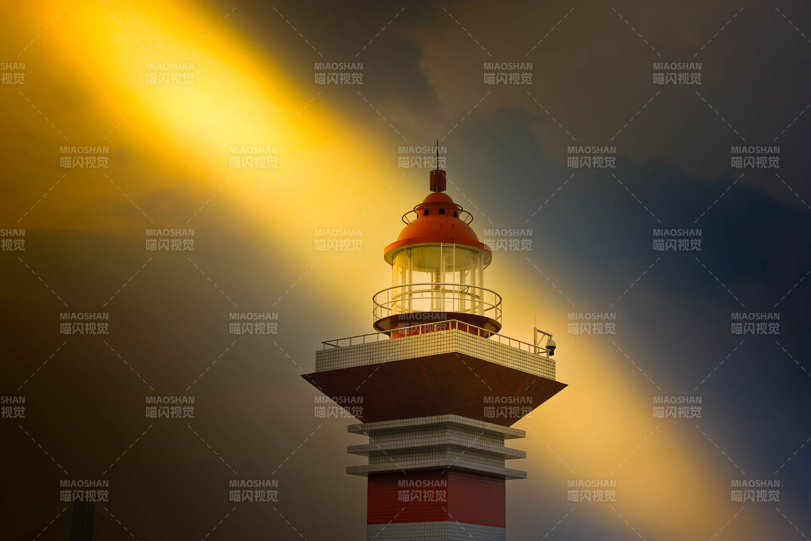 灯塔之光穿透云层图片