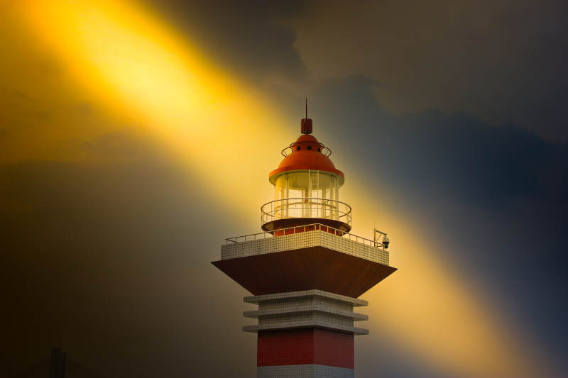 灯塔之光穿透云层图片