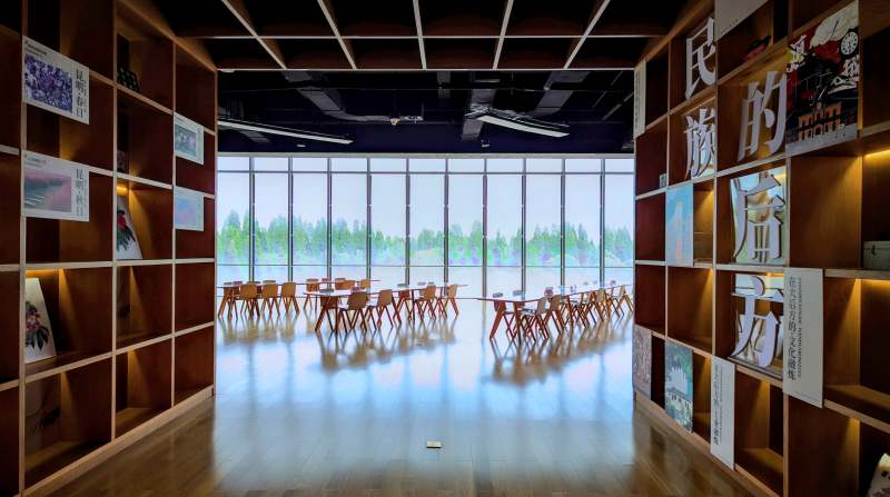 明亮的阅读空间图片