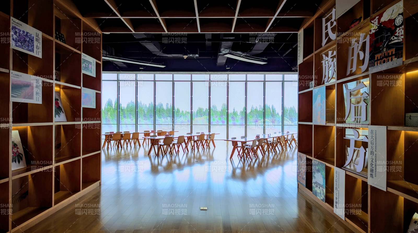 明亮的阅读空间图片