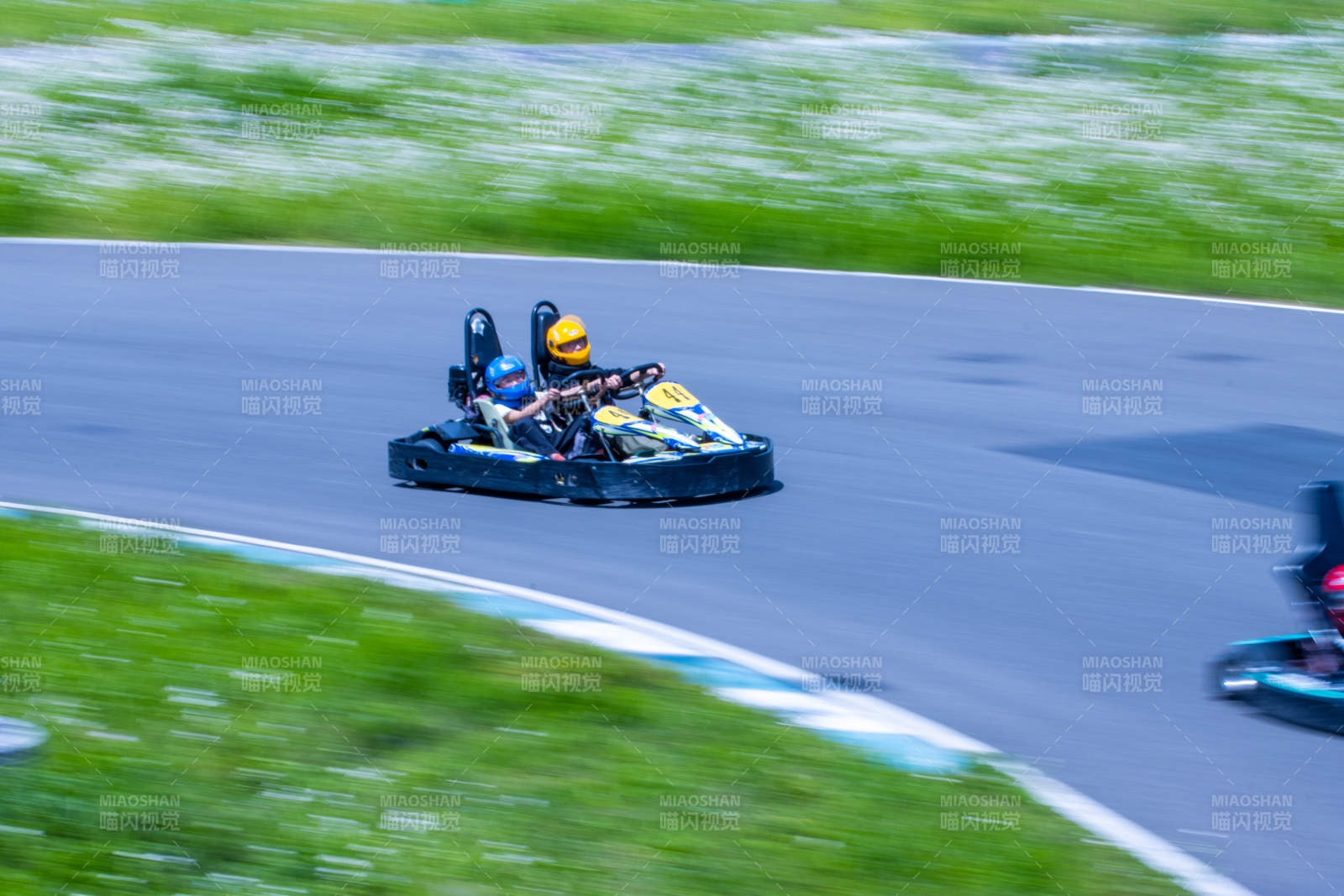 卡丁车疾驰赛道图片
