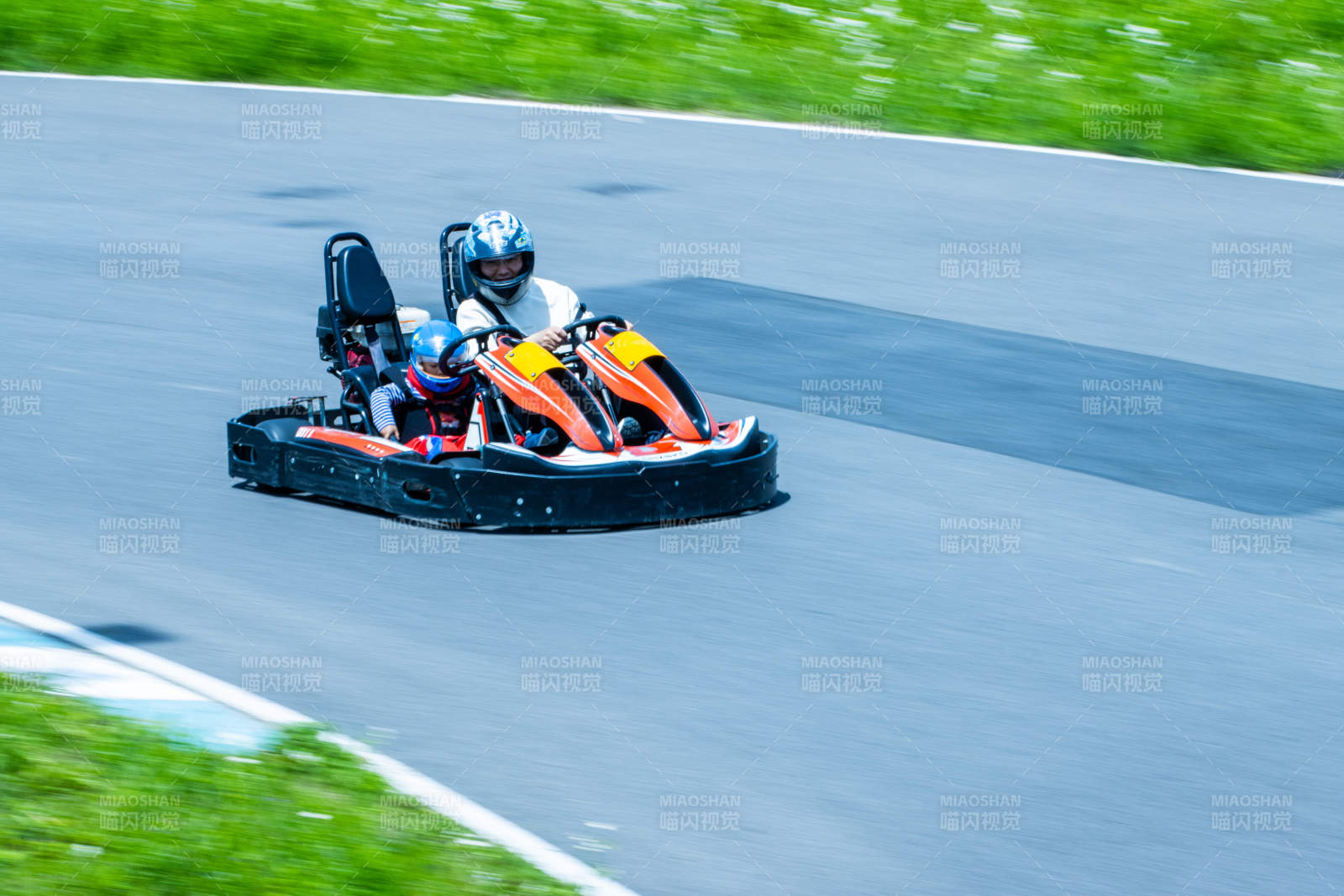 卡丁车疾驰赛道图片