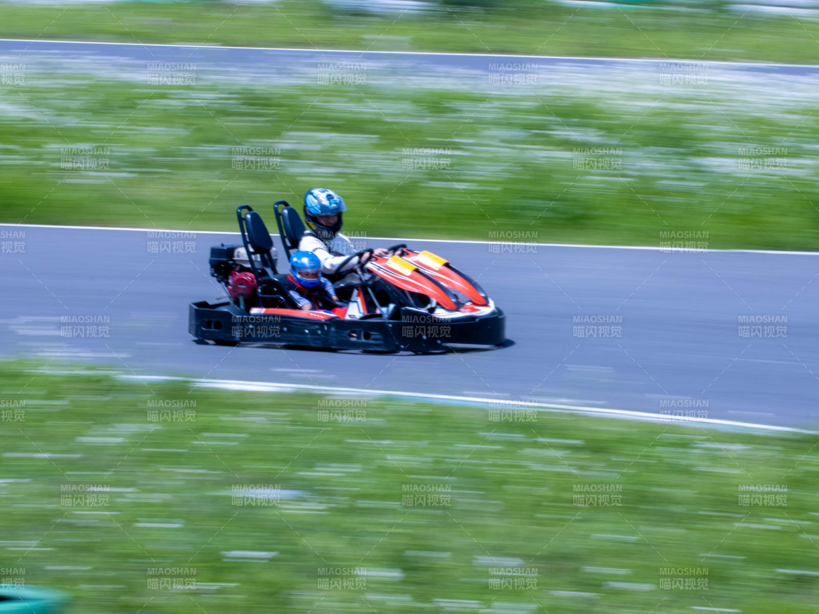 疾驰的卡丁车图片