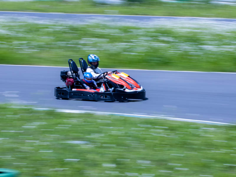 疾驰的卡丁车图片