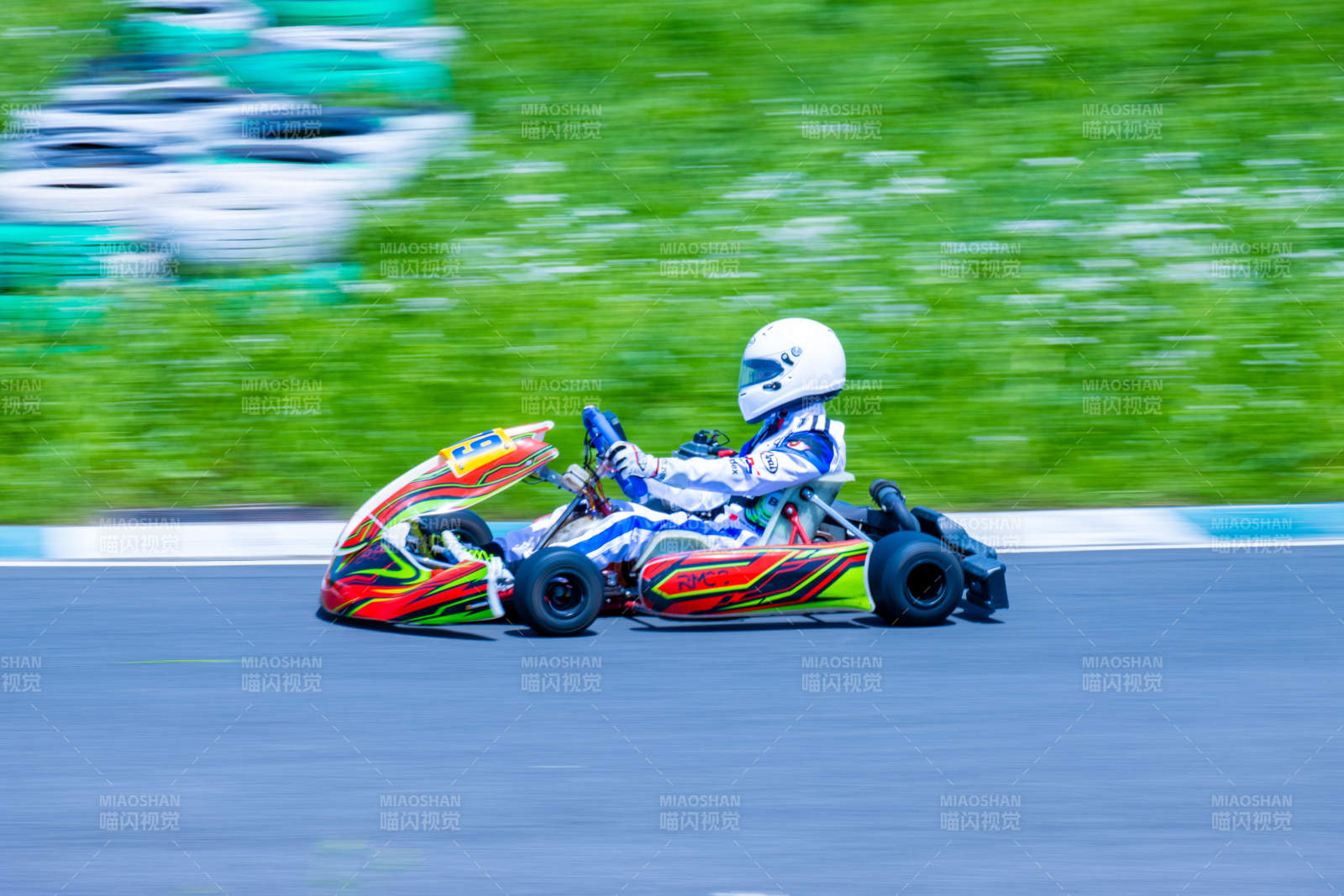 卡丁车疾驰赛道图片