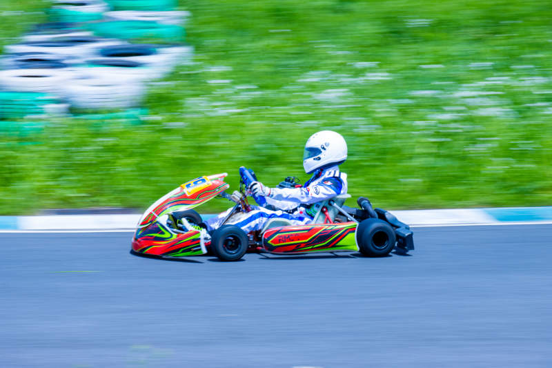 卡丁车疾驰赛道图片