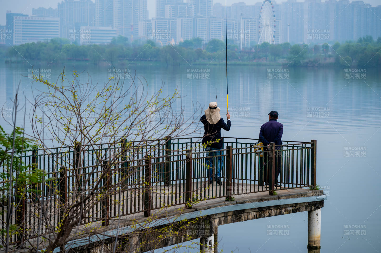 湖畔垂钓静谧时光图片