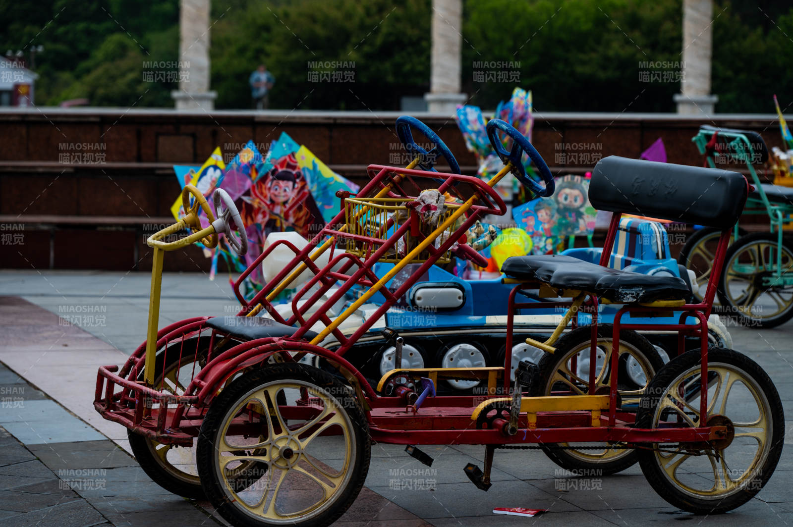 彩色童车排排坐-大冶世纪林图片