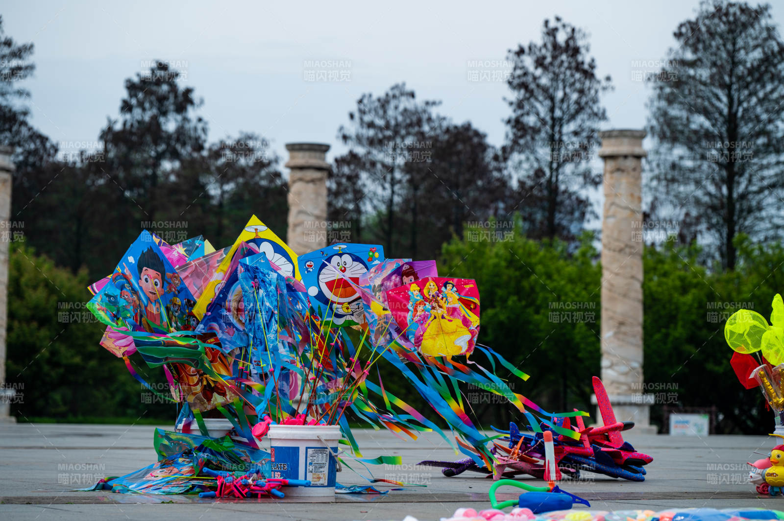 五彩风筝迎风舞图片