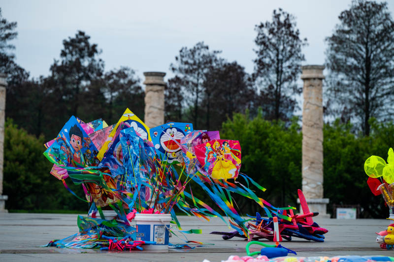 五彩风筝迎风舞图片