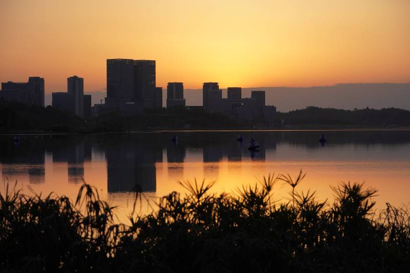 湖畔黄昏城影图片