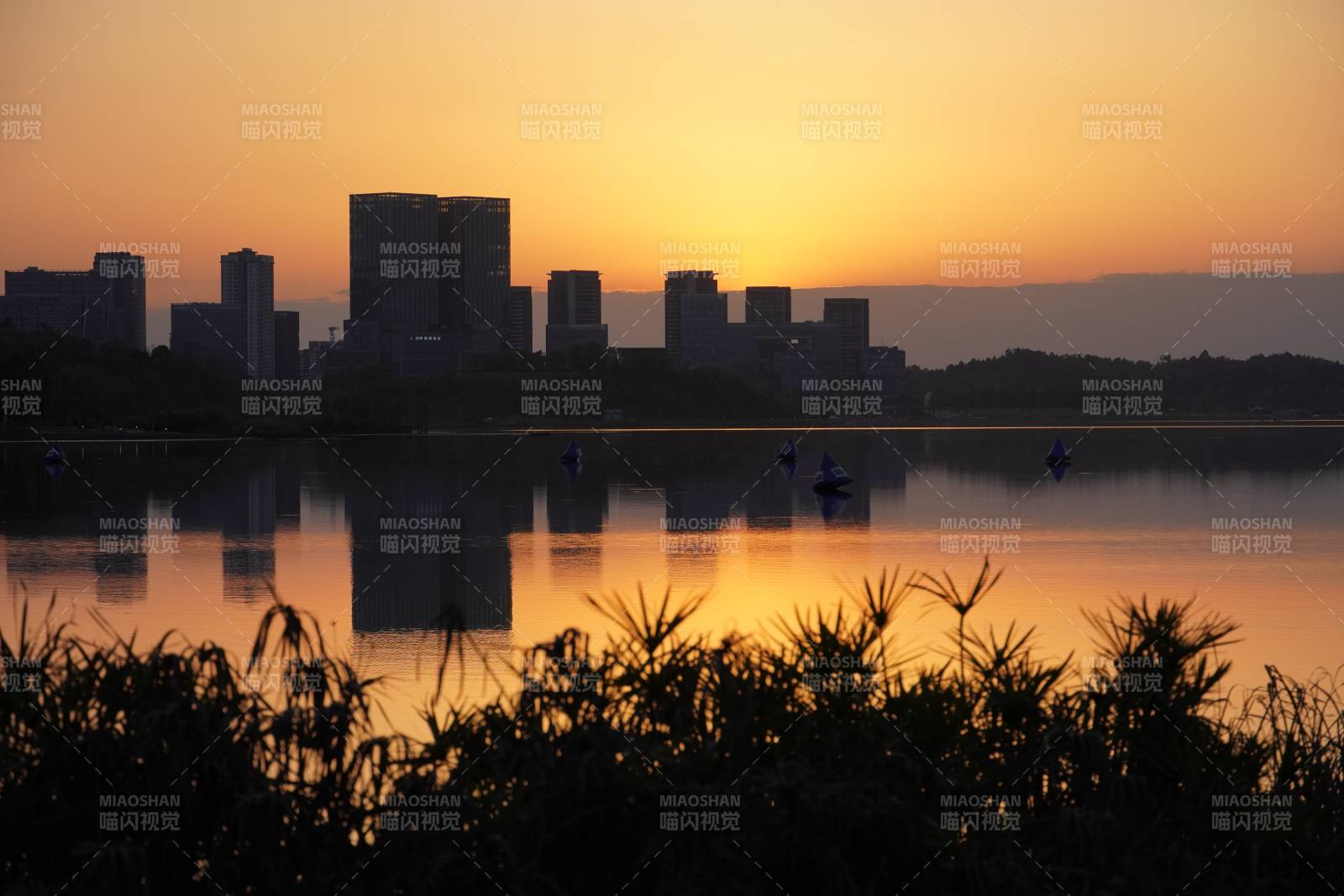 湖畔黄昏城影图片