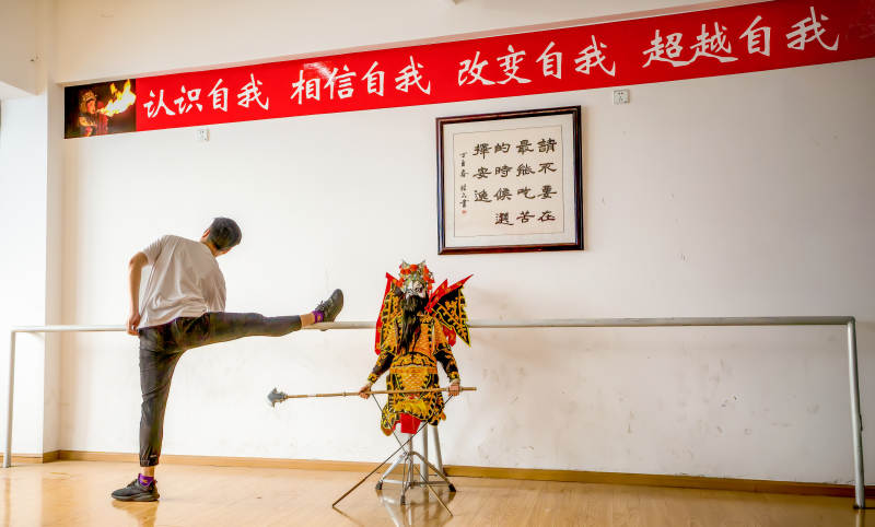 舞者与戏偶共舞图片