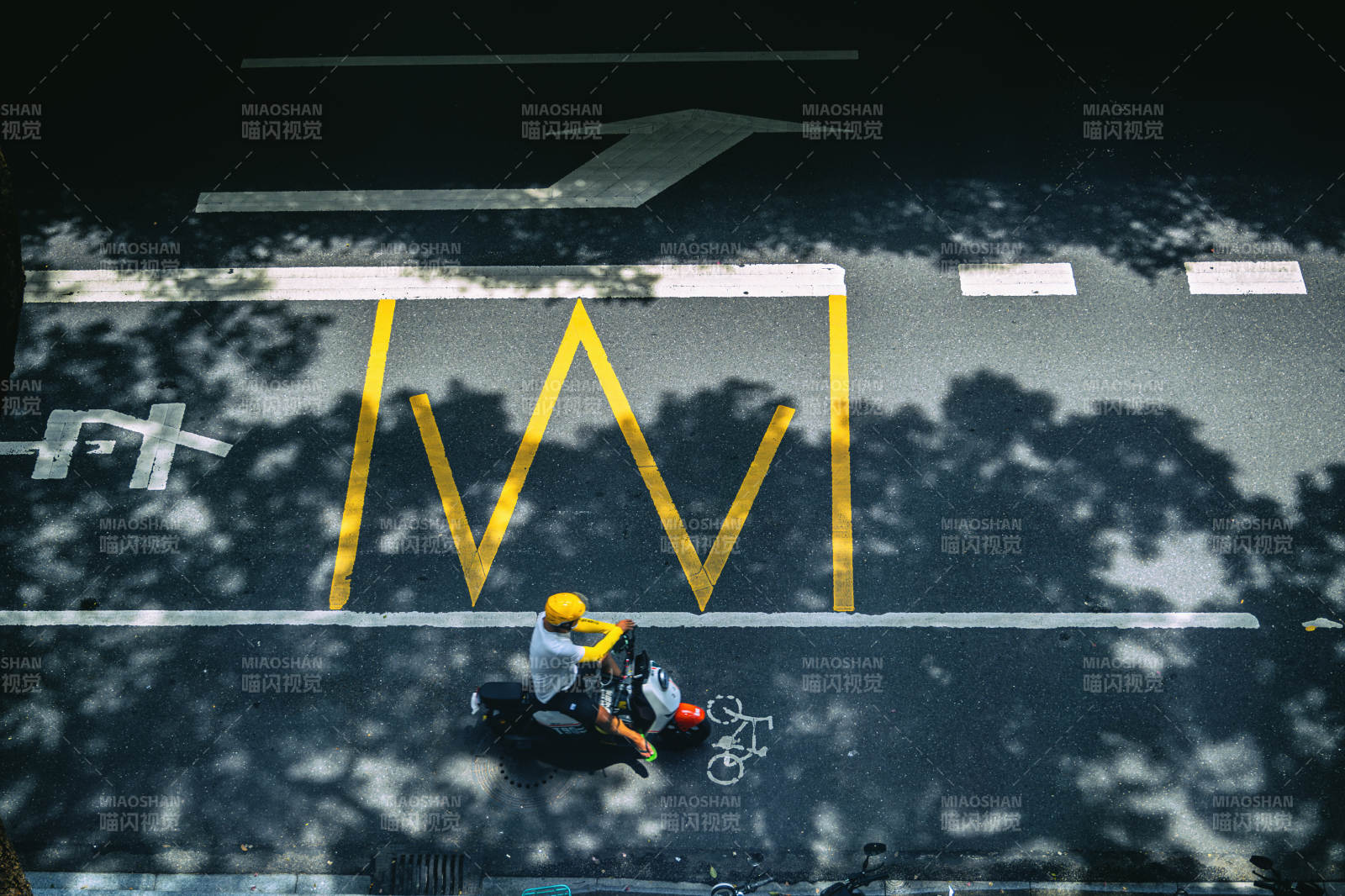 街头骑行影图片