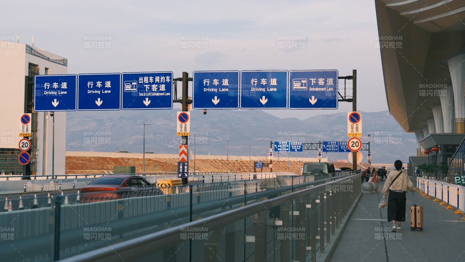 机场交通指示牌图片