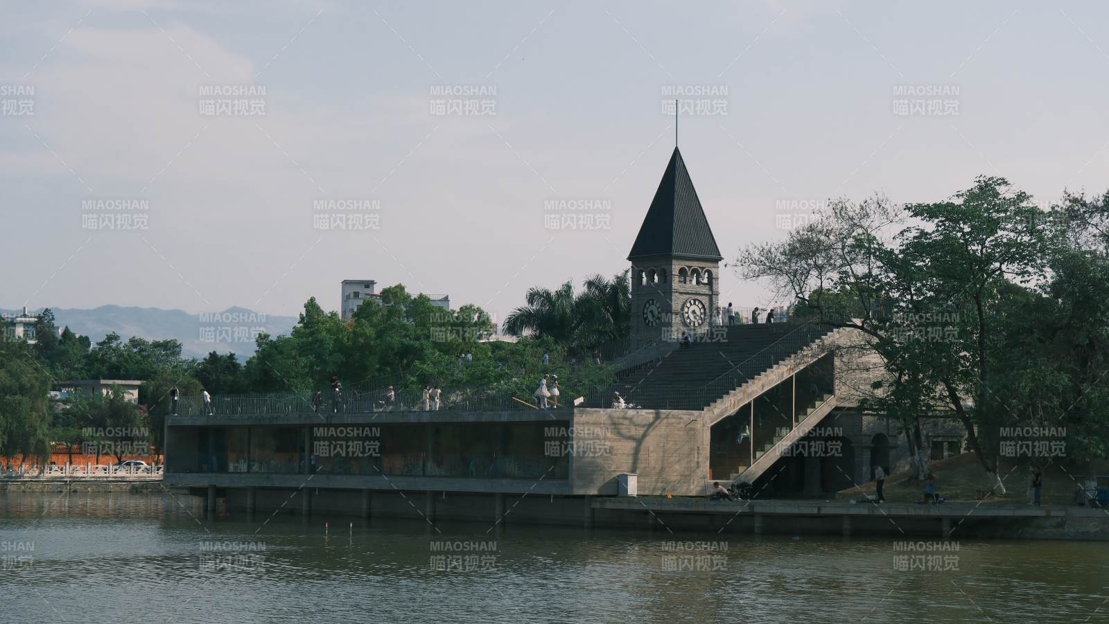 湖畔钟楼静谧景图片