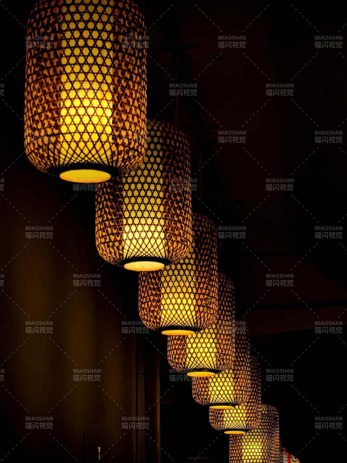 竹编灯笼光影图片