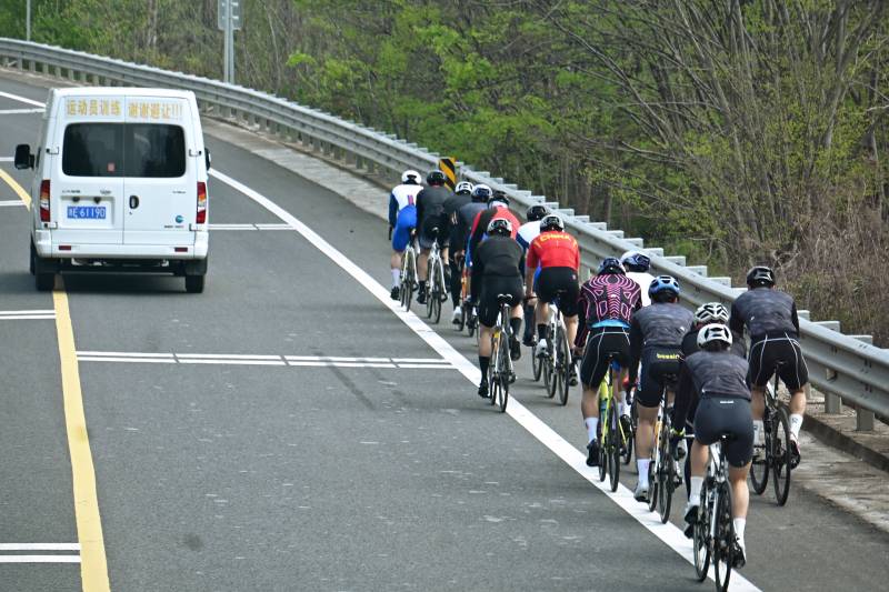 自行车比赛运动员在湖州盘山公路上训练图片