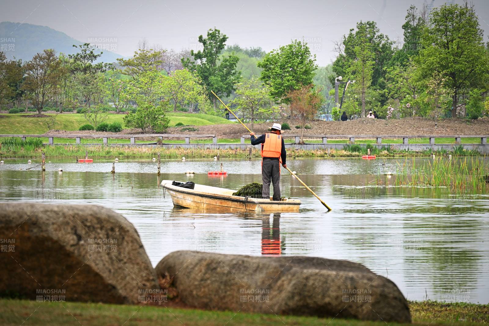 公园湖上划船清洁工图片