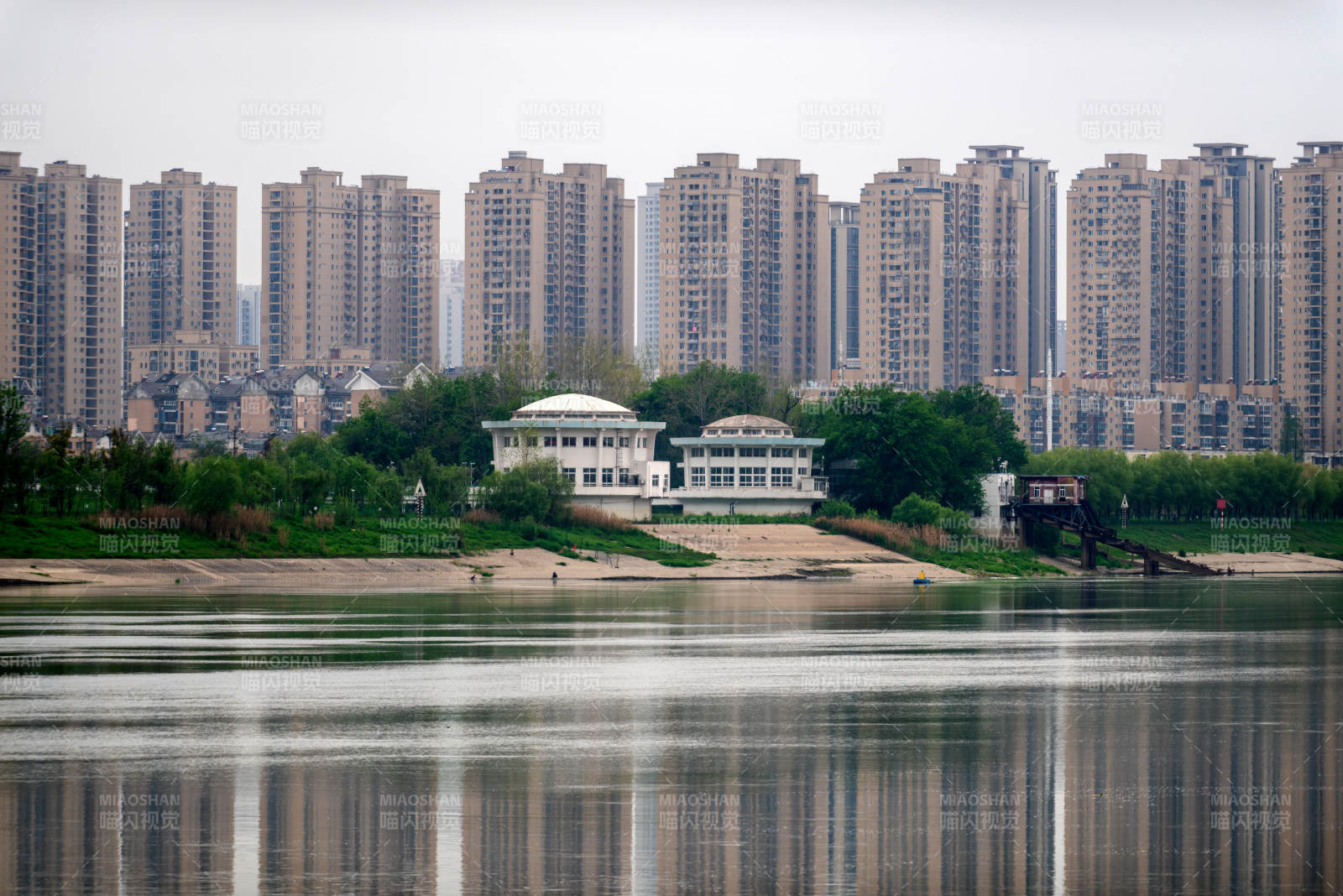 江畔高楼倒影图片